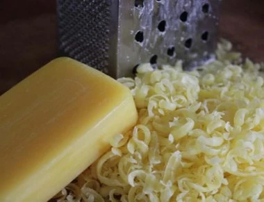 Αυτός είναι ο σοβαρός λόγος που δεν πρέπει ποτέ να αγοράζεις τριμμένα τυριά